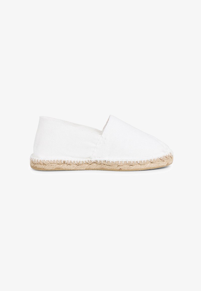Espadrilles de lona blanca con punta redondeada, suela de yute natural y costuras visibles a lo largo del borde. Diseño sencillo tipo slip-on.