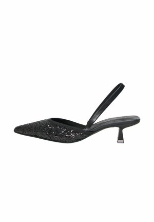 Sort glitrende spids tå slingback sko med lav kitten hæl og tynd rem over hælen, vist fra siden på hvid baggrund.