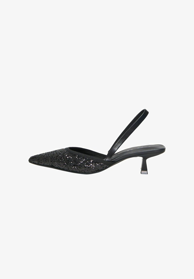 Chaussure slingback noire pailletée à bout pointu, petit talon kitten et fine bride sur le talon, vue de profil sur fond blanc.