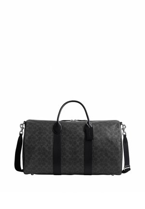 Sac polochon en cuir noir à motif avec doubles poignées, bandoulière réglable et petite étiquette en cuir attachée.