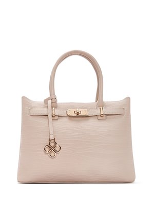 Borsa a mano in pelle beige con texture, due manici, chiusura in metallo dorato e ciondolo decorativo appeso a un sottile cinturino.