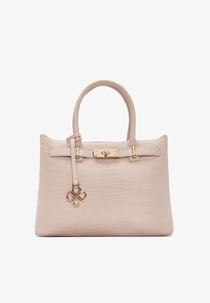 Bolso de mano de cuero beige con textura, dos asas, cierre de tono dorado y colgante decorativo que cuelga de una correa delgada.