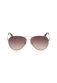 Gafas de sol aviador con lentes de gradiente de oscuro a claro, montura de metal plateado y puntas de acetato negro. Presenta un logo sutil en la montura.
