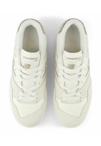 Weiße Sneakers aus einer Mischung aus glattem und Wildleder, mit perforierten Details und reflektierenden Akzenten, sowie dem „New Balance 550“-Logo auf der Zunge.