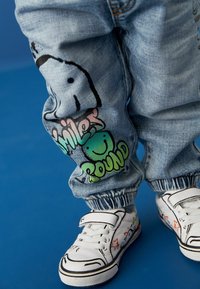 Next GRAFFITI - Laza szabású farmerek - light blue denim
