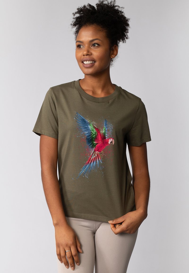 Olijfgroene katoenen t-shirt met een kleurrijke papegaai grafiek in blauw, rood en groen, korte mouwen en een ronde halslijn.