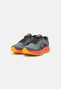Scarpe da corsa da uomo con tomaia in rete grigio scuro, lacci neri, dettagli arancioni e una suola spessa gialla e arancione, caratterizzata da un design a onda.