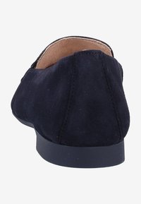 Zapato plano de ante azul marino con punta redondeada y tacón bajo. Textura suave y detalle de costura mínima en la parte trasera.