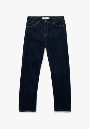 Jean en denim foncé avec une coupe droite, cinq poches, coutures orange et fermeture à glissière à la taille. Le tissu semble lisse.