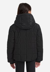 Must must jacket, millel, jagatud disainiga ja elastsete mansettidega, nähtavad tagant. Vastupidav kangas mati viimistlusega.