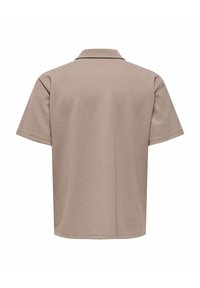 Polo beige à manches courtes avec col, vu de dos sur un fond blanc uni.