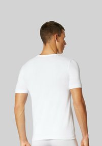 Witte t-shirt met korte mouwen, ronde halsontwerp, gemaakt van gladde stof, fitted model, met een schone achterkant. Geen zichtbare logo's of graphics.