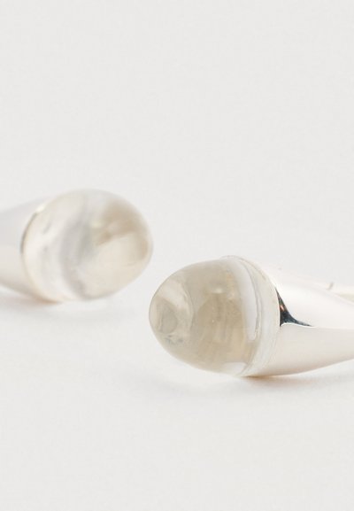 Σκουλαρίκια σε ασημί απόχρωση με διαφανή σφαιρικά στοιχεία με λεία, γυαλιστερή επιφάνεια και κωνικό σχέδιο για μοντέρνα εμφάνιση.