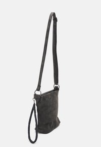 Borsa a tracolla in pelle nera con finitura testurizzata, tracolla regolabile e dettaglio intrecciato sul manico. Forma rettangolare minimalista.