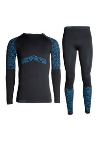 Svart värmeunderställ med lång ärm och leggings med blå geometrisk mönster på ärmarna och underbenen. Materialet verkar slätt med stretch.