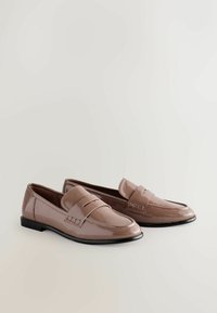 Braune Lacklederschuhe mit glatter Oberfl�äche, quadratischer Spitze und einem dekorativen Riemen über dem Spann; niedriger schwarzer Absatz.