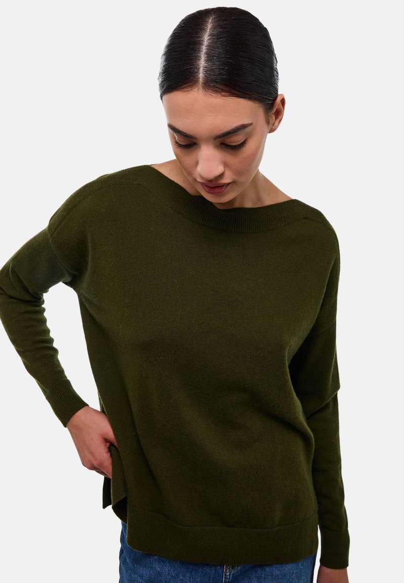 Pull en maille vert foncé avec un col bateau, manches longues et coupe décontractée. Poignets et ourlet côtelés, tissu texturé.