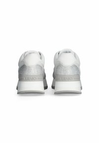 Scarpe sportive bianche con accenti grigi, dotate di una tomaia in maglia, un tallone testurizzato e una spessa suola bianca. Logo visibile sul tallone.