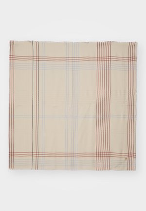 Beige tekstil med et ternet mønster bestående af tynde røde og lyseblå lodrette og vandrette linjer.