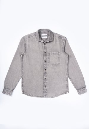 Chemise en denim gris à manches longues avec une fermeture boutonnée sur le devant, une poche unique et un col classique. Le tissu a une finition lisse et légèrement texturée.