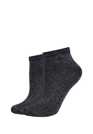 Paar schwarze Knöchelsocken mit einer dezenten gesprenkelten Textur und einem kleinen gestickten Logo an der Außenseite nahe dem Bündchen.