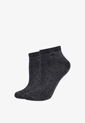 Paar schwarze Knöchelsocken mit einer dezenten gesprenkelten Textur und einem kleinen gestickten Logo an der Außenseite nahe dem Bündchen.