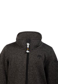 Chaqueta de forro polar gris oscuro con un collar alto, cremallera frontal y tirador decorativo. Presenta un logotipo sutil y una tela texturizada.