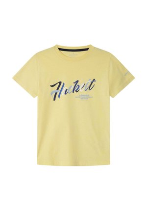 Gul bomulds T-shirt med "Hackett" i multifarvet blå tekst, samt yderligere brandingdetaljer på forsiden og ærmet.