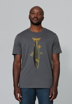 T-shirt en coton gris avec une illustration d'un poisson aux couleurs jaune et verte, présentant des écailles et des nageoires détaillées, col rond et manches courtes.