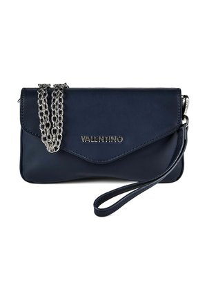 Kleine dunkelblaue Valentino-Lederclutch mit silberner Kettenriemen und Handgelenkschlaufe auf weißem Hintergrund.