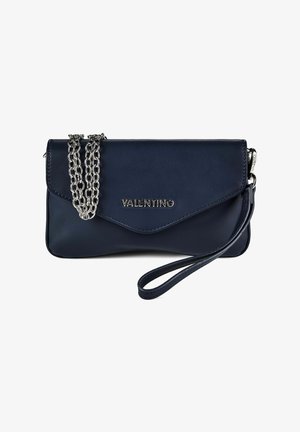 Kleine dunkelblaue Valentino-Lederclutch mit silberner Kettenriemen und Handgelenkschlaufe auf weißem Hintergrund.