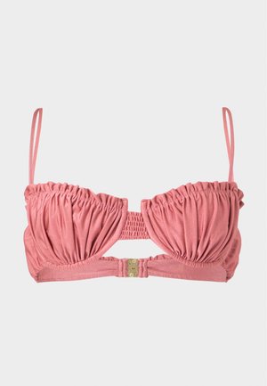 Pink rynket bralette-bikinitop med tynde skulderstropper, rynket front og et lille gyldent spænde i midten.