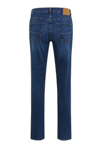 Jean en denim bleu foncé avec une coupe droite, poches standards, coutures renforcées et une patch en cuir marron à l'arrière de la taille.