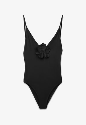 Czarny jednoczęściowy strój kąpielowy z cienkimi ramiączkami i dekoracyjnym kwiatem z materiału na środku klatki piersiowej.