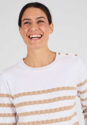 Suéter blanco con franjas horizontales alternas en color beige y un motivo texturizado de olas. Botones decorativos en el hombro aportan detalle.