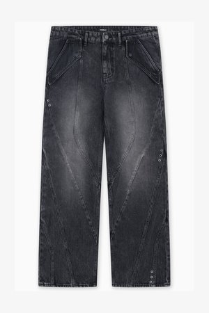 Laiad mustad denim püksid, millel on erilised õmbluse detailid, metallist aksessuaarid ja pleekinud tekstuur.