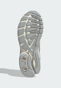 Apavu zole ar fakturētu, pelēkas krāsas gumijas dizainu ar rakstainu saķeri, apaļām malām un divām apaļām izgriezumiem amortizācijai.