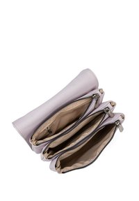 Pochette en simili cuir violet clair avec trois compartiments à fermeture éclair. Intérieur doublé de tissu beige, avec des accents de fermeture éclair noirs.