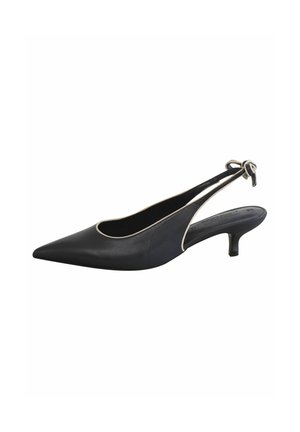 Musta slingback-korkokenkä, jossa on viistot kärjet, matala korko ja vaaleanvärinen reunus. Suloinen nahkapinta, jossa on nauha-yksityiskohta kantahihnassa.