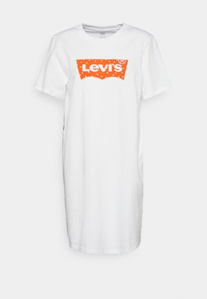 Witte T-shirtjurk tot op de knie met korte mouwen en een oranje Levi's-logo met witte polkadots op de borst.
