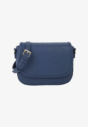 Sac bandoulière en cuir bleu avec motifs floraux embossés et logo, forme arrondie, rabat à pli, et sangle réglable avec ferrures métalliques.