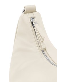 Borsa in pelle crema con forma triangolare, zip argentata con un lungo tirante e una maniglia piatta superiore. Texture liscia con dettagli di cucitura.