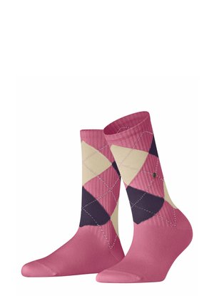 Rosa Argyle-Socken mit strukturiertem Rippdesign, die Creme- und dunkelviolette Diamantmuster aufweisen, sowie einem kleinen Logo-Akzent an der Seite.