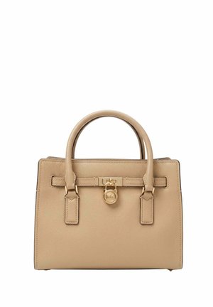 Bolso de mano de cuero beige con dos asas redondeadas y un detalle de cierre dorado en el centro delantero.