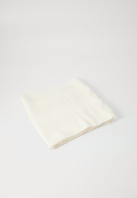 Bílý bavlněný šátek s herringbonovým vzorem, pečlivě složený. Jemná textura, jednotný tvar a minimalistický design.