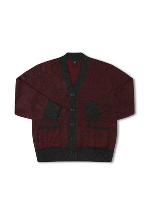 Burgunderfarbener Cardigan mit einem dunkelgrauen Schalkragen, fünf Knöpfen und zwei vorderen Taschen. Hergestellt aus strukturiertem Strickstoff.