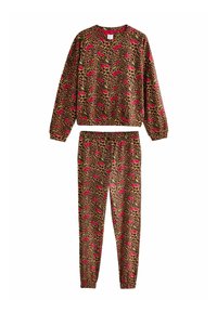 Lynx-mønster loungewear sæt bestående af en bluse med lange ærmer og bukser, med kirsebærakcenter i rød og grøn på en brun baggrund.