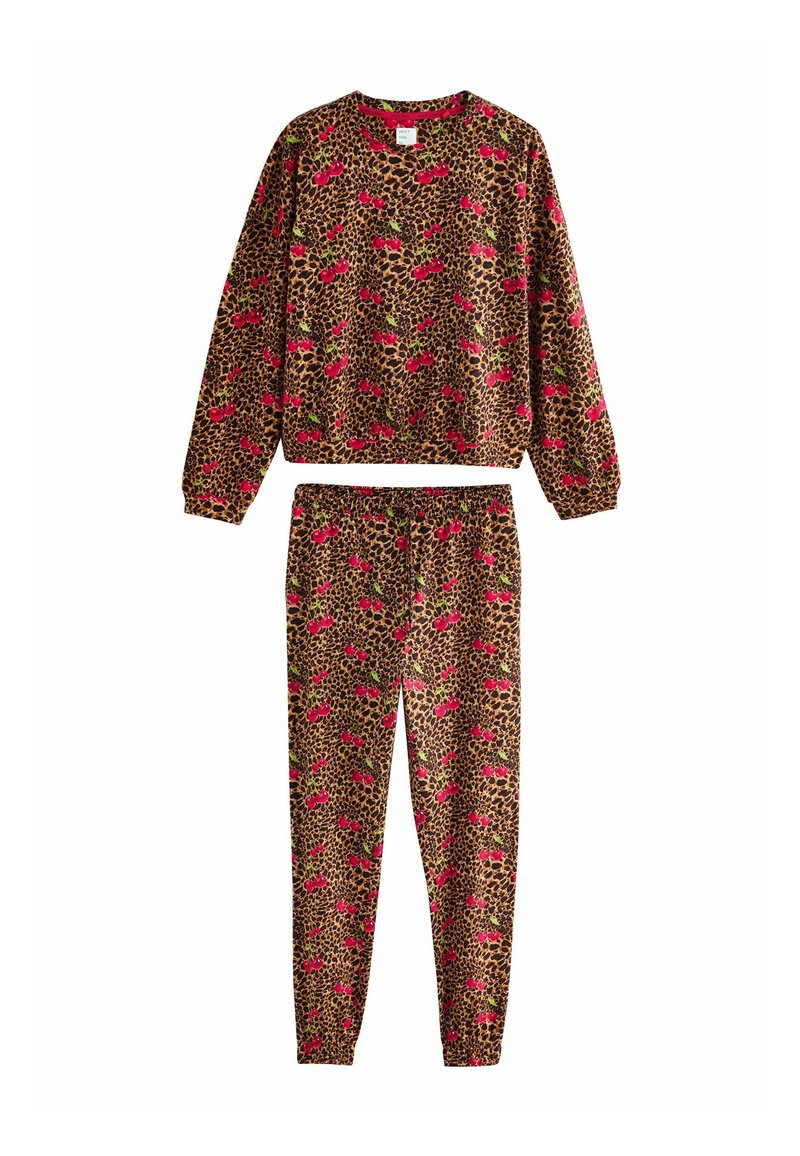 Lynx-mønster loungewear sæt bestående af en bluse med lange ærmer og bukser, med kirsebærakcenter i rød og grøn på en brun baggrund.