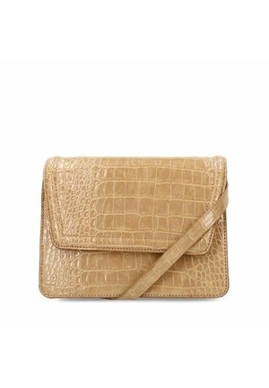 Beige clutch bag met krokodillenpatroon en een gladde textuur. Beschikt over een vouwflap en een slanke, verstelbare schouderriem.