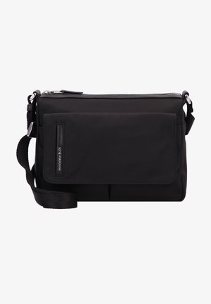 Schwarze Nylon-Umhängetasche mit Reißverschluss, Frontklappe, verstellbarem Riemen und silberfarbener Hardware. Glatte Oberfläche, rechteckige Form.